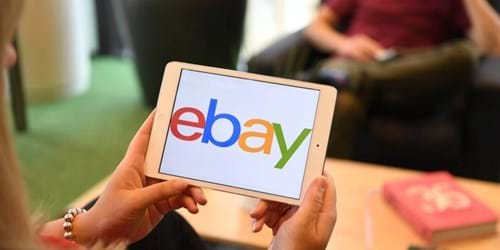 slečna drží tablet s nápisem ebay